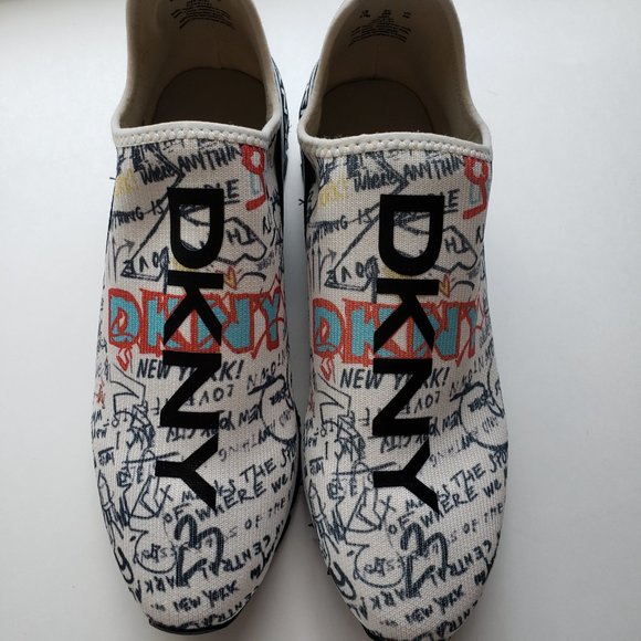 NWOT DKNY Logo shoes, size 8.5. - Picture 2 of 10